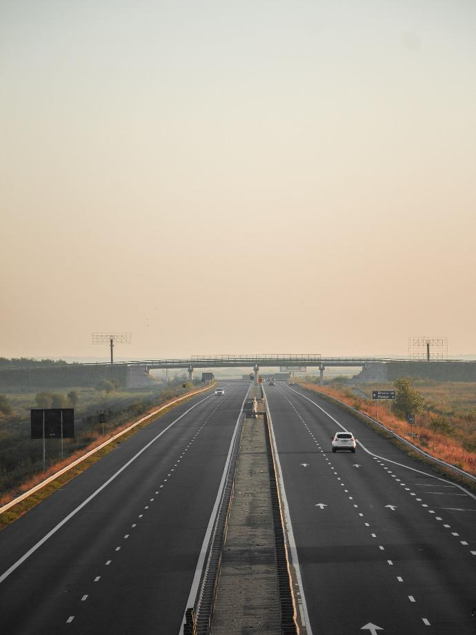 carretera con puente que inbtegra sistemas inteligentes carretera y puente